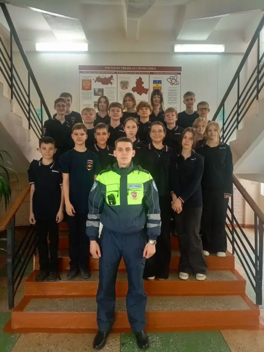 В средней школе №22 города Волгодонска инспектор ДПС младший лейтенант полиции Данил Юдин встретился с учащимися «полицейского класса» В средней школе №22 города Волгодонска инспектор ДПС младший лейтенант полиции Данил Юдин встретился с учащимися «полицейского класса»
