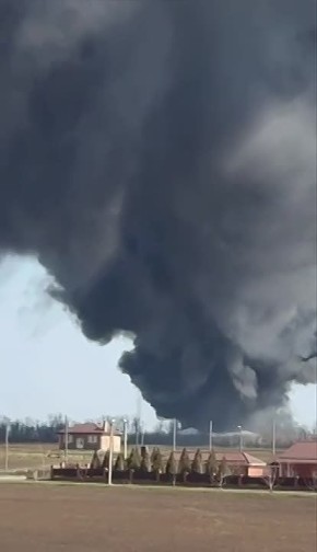 Склад с горюче-смазочными материалами горит в селе Красный Крым под Ростовом