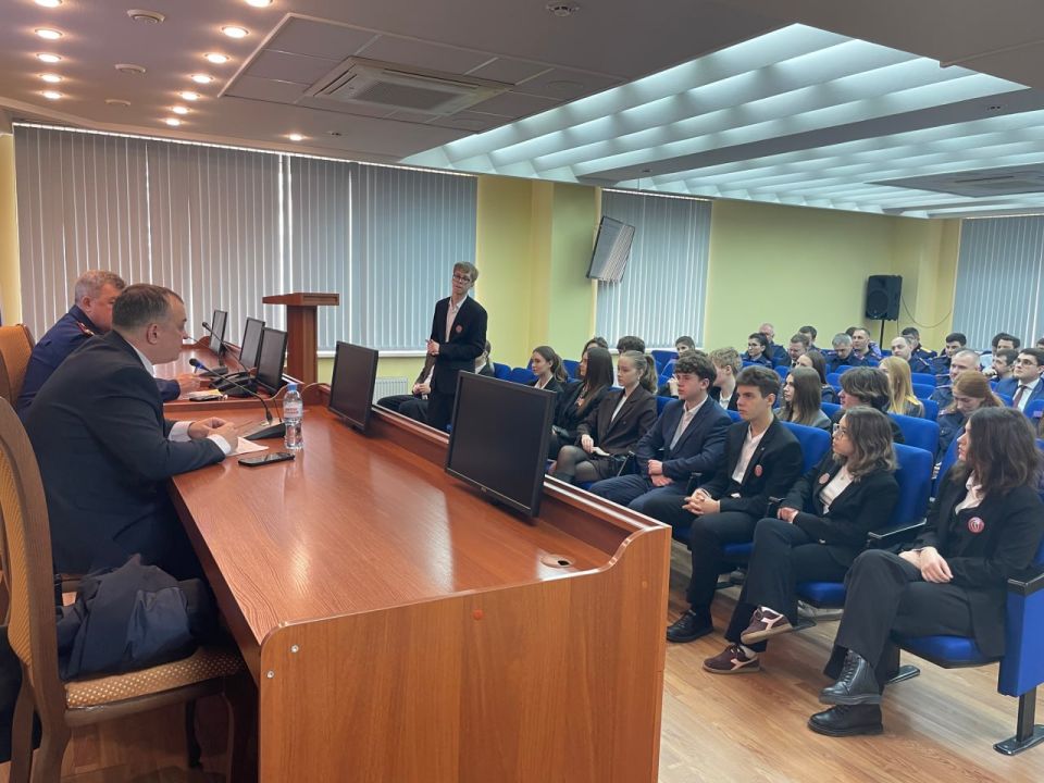 Сотрудники следственного управления и активисты Молодежного союза «Юный следователь» приняли участие в практическом занятии по финансовой безопасности