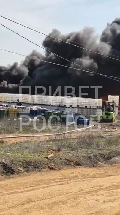Огненное зарево над селом Крым: в Ростовской области вспыхнул склад с ГСМ