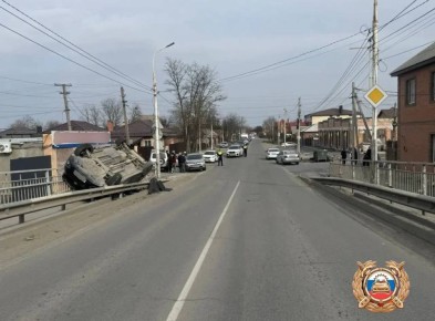 Сотрудники полиции устанавливают обстоятельства ДТП