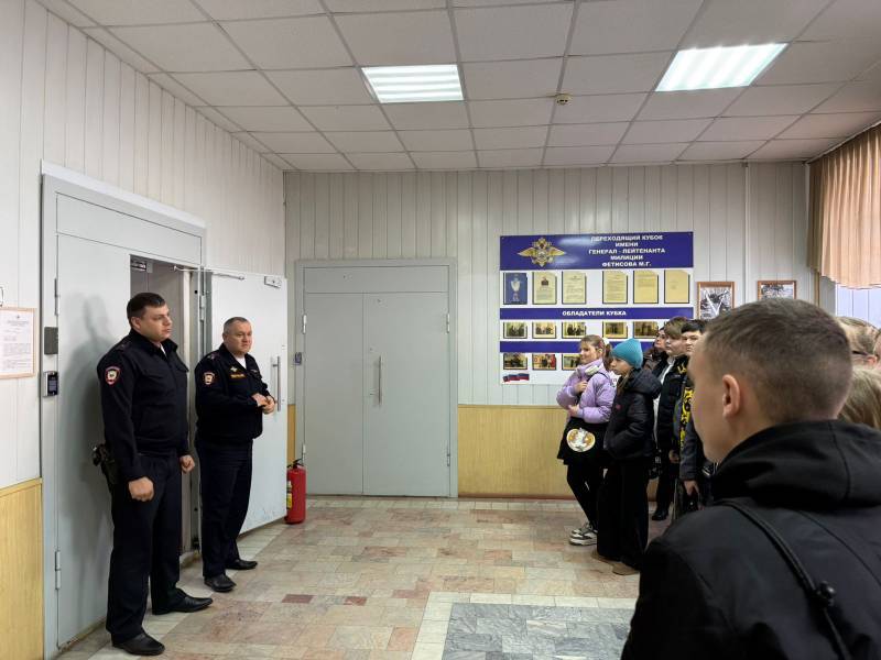 Экскурсия в УМВД: школьники из «полицейских классов» познакомились с работой правоохранителей Экскурсия в УМВД: школьники из «полицейских классов» познакомились с работой правоохранителей