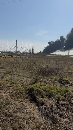 Огонь с полыхающих складов может перекинуться на соседние здания