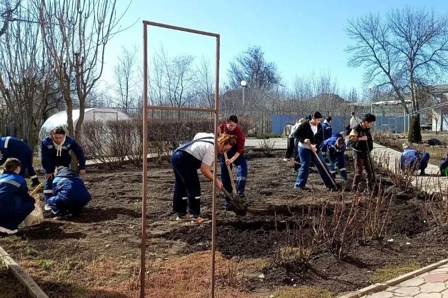 Благоустройство города Шахты продолжается: студенты привели в порядок улицу Садовую Благоустройство города Шахты продолжается: студенты привели в порядок улицу Садовую
