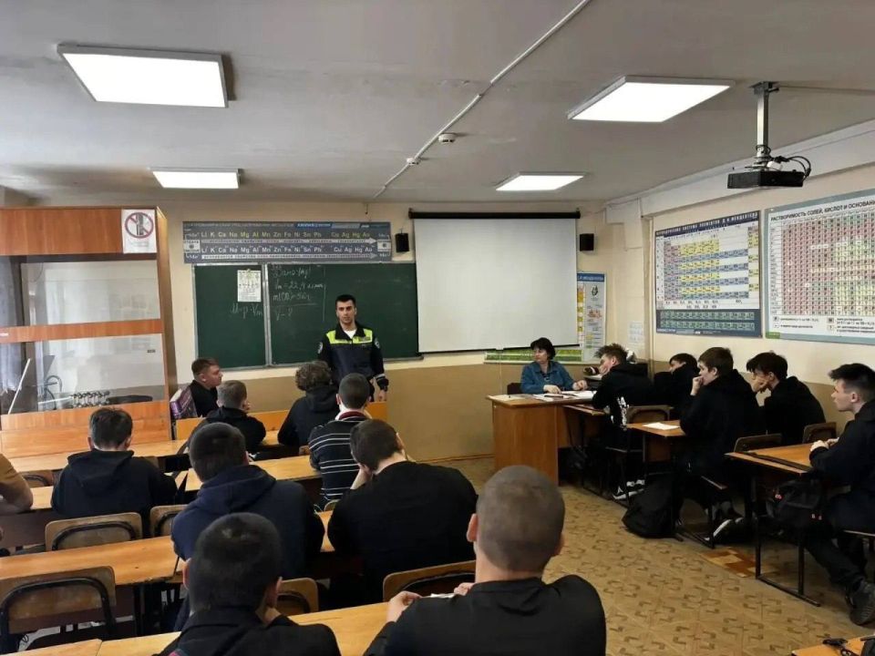 Сотрудники Госавтоинспекции провели беседу со студентами Донецкого техникума