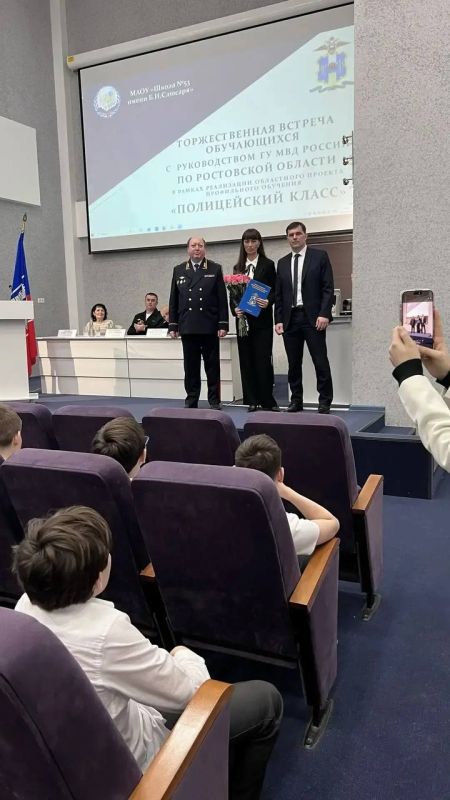 Заместители начальника регионального главка МВД провели Единый день правового информирования в «полицейских классах»