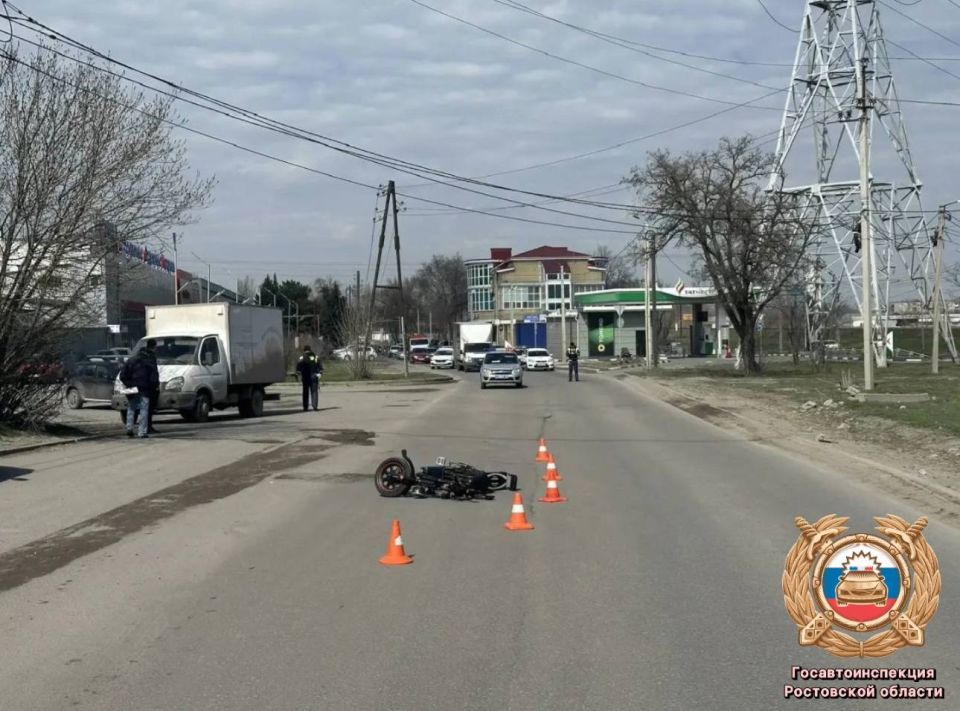 Сотрудники полиции устанавливают обстоятельства ДТП с пострадавшими