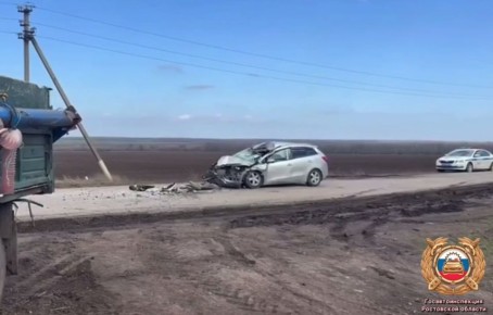 Под Ростовом два человека пострадали в ДТП после того как легковушку смяло под грузовиком
