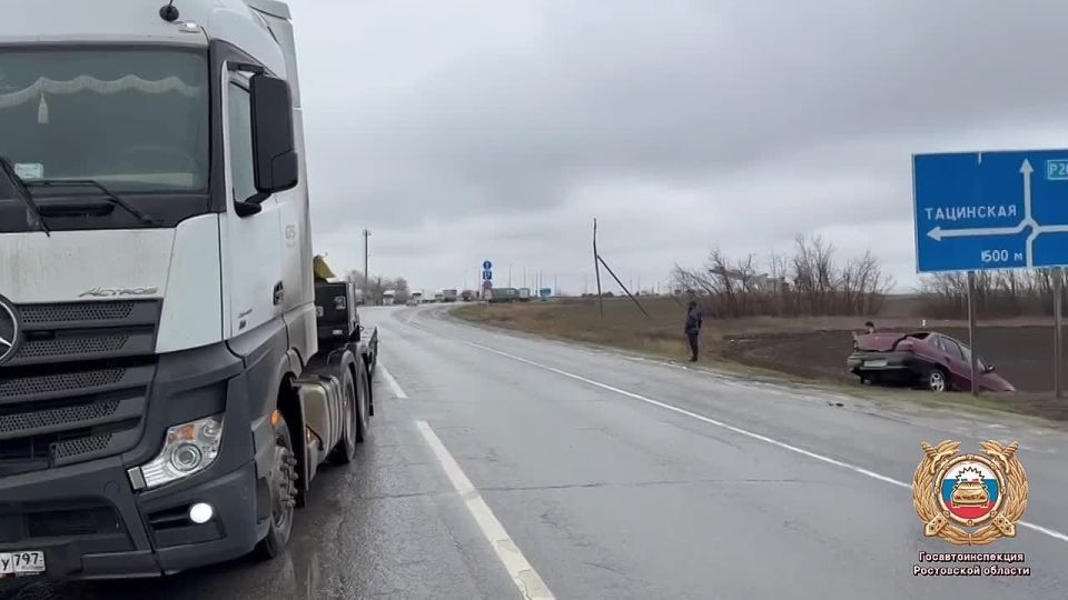 Сотрудники полиции устанавливают обстоятельства ДТП с двумя пострадавшими