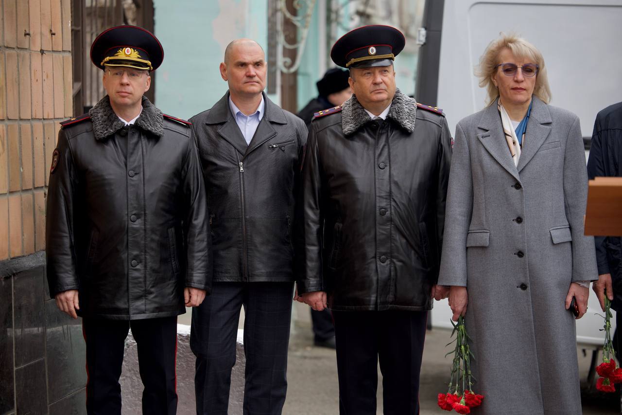 В Таганроге открыта мемориальная доска полковнику милиции Ивану Бондаренко В Таганроге открыта мемориальная доска полковнику милиции Ивану Бондаренко