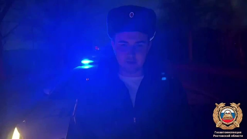 Сотрудники полиции устанавливают обстоятельства ДТП с пострадавшими