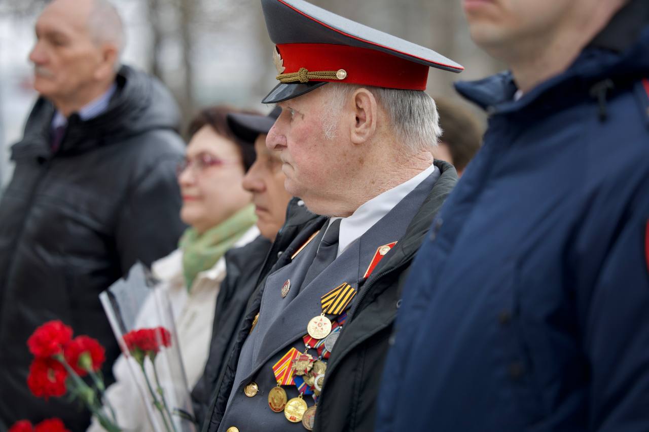 В Таганроге открыта мемориальная доска полковнику милиции Ивану Бондаренко