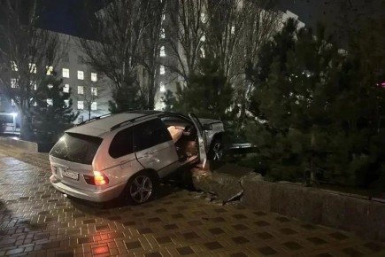 Парапет на проспекте Соколова частично разрушила влетевшая в него машина