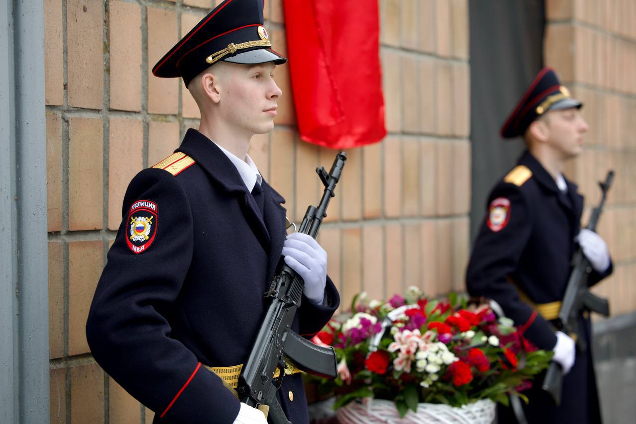 В Таганроге открыта мемориальная доска полковнику милиции Ивану Бондаренко В Таганроге открыта мемориальная доска полковнику милиции Ивану Бондаренко