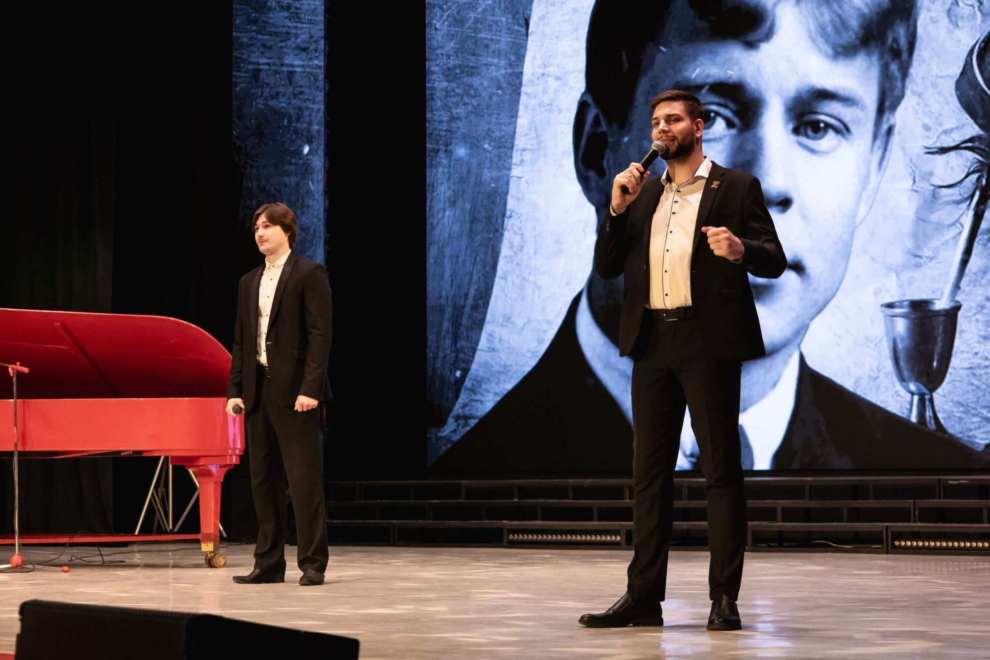 В преддверии Всемирного дня поэзии Дворец культуры «Октябрь» подготовил для волгодонцев литературно-музыкальный концерт «Стихи как музыка души» В преддверии Всемирного дня поэзии Дворец культуры «Октябрь» подготовил для волгодонцев литературно-музыкальный концерт «Стихи как музыка души»