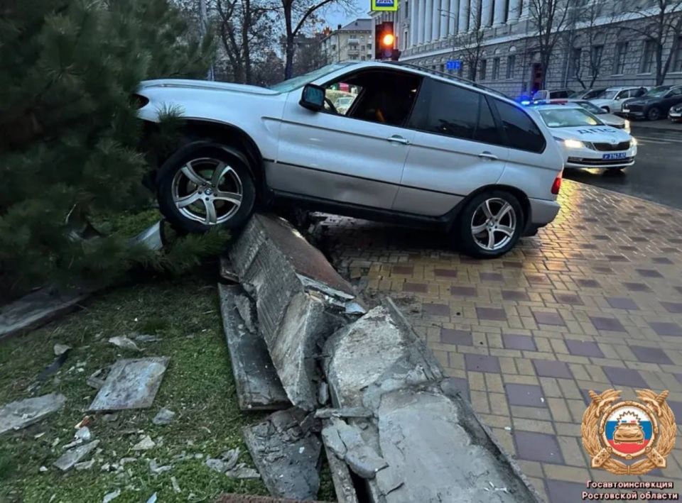 Пьяный водитель на BMW врезался в бетонный блок возле правительства Ростовской области