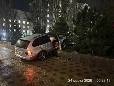 Уважаемые жители, информируем вас, что минувшей ночью в результате дорожно-транспортного происшествия был поврежден парапет на проспекте Соколова