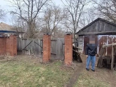 В станице Каргинской Боковского района местный житель решил самостоятельно наказать подростков, которые, как ему показалось, кидали камни на крышу его гаража