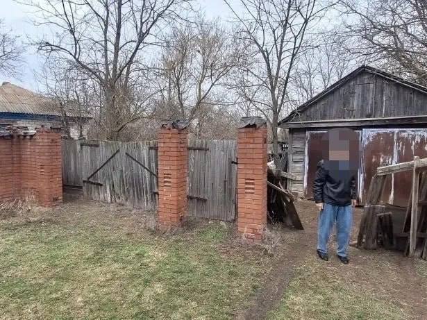 В станице Каргинской Боковского района местный житель решил самостоятельно наказать подростков, которые, как ему показалось, кидали камни на крышу его гаража