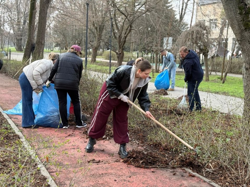 Сегодня в Батайске продолжили субботники в рамках весеннего месячника чистоты