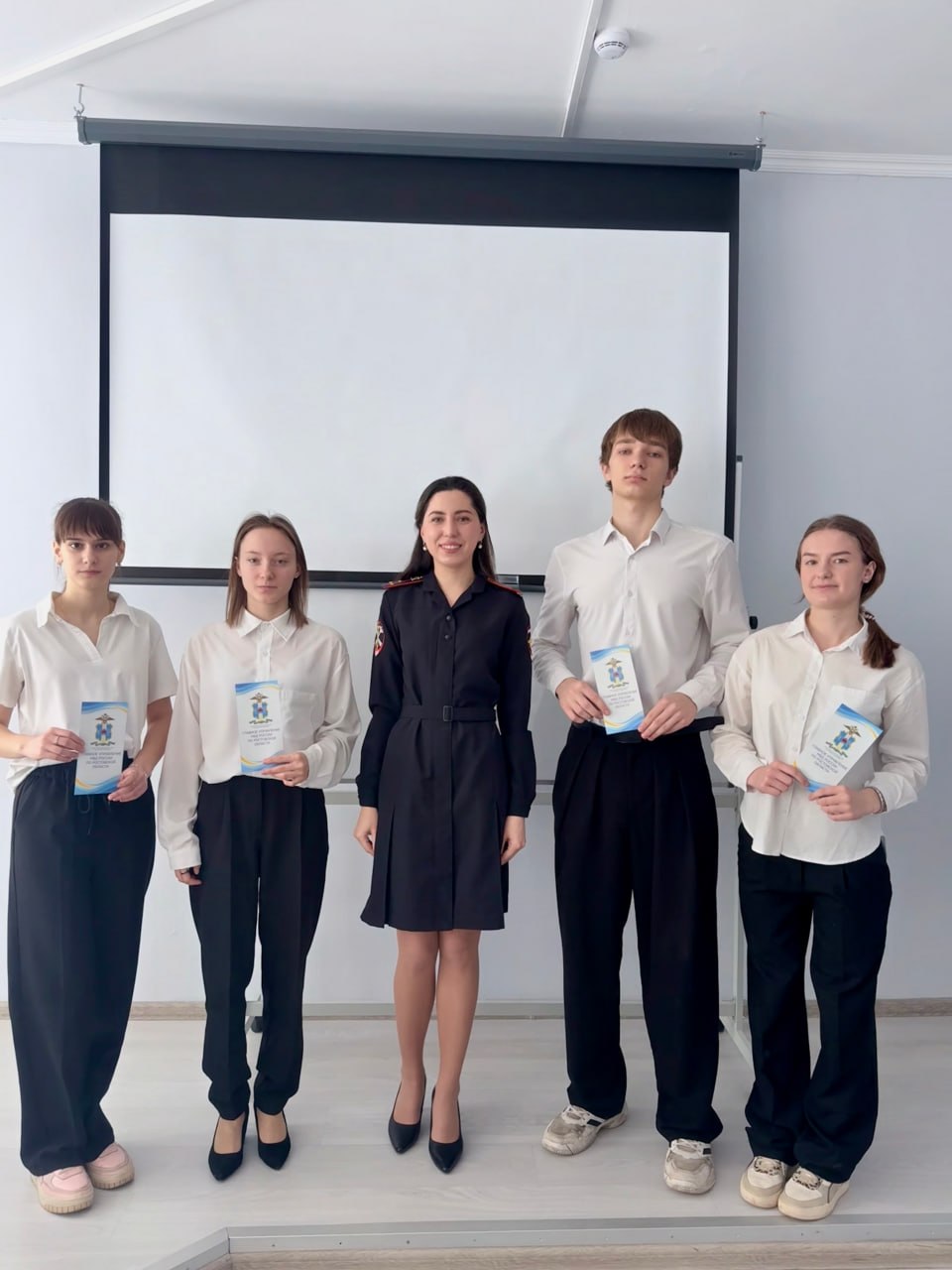 Сотрудник правового отдела ГУ МВД России по Ростовской области провела встречу с учениками Сотрудник правового отдела ГУ МВД России по Ростовской области провела встречу с учениками
