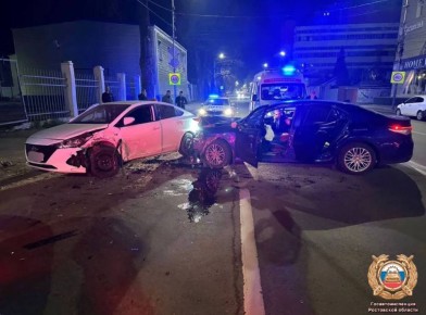 В ДТП на Театралке пострадали два человека