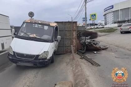 В Ростове «Газель» опрокинулась на два легковых автомобиля