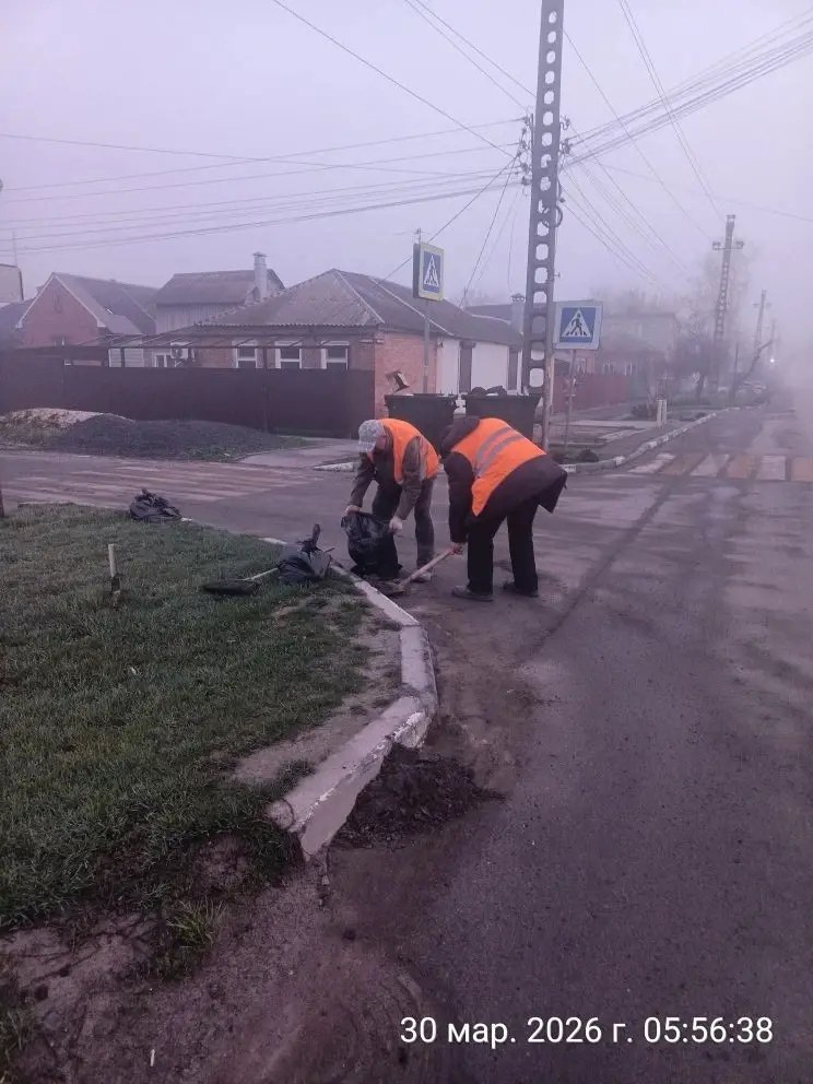 Сегодня с рассветом в Батайске продолжилась работа по уборке города