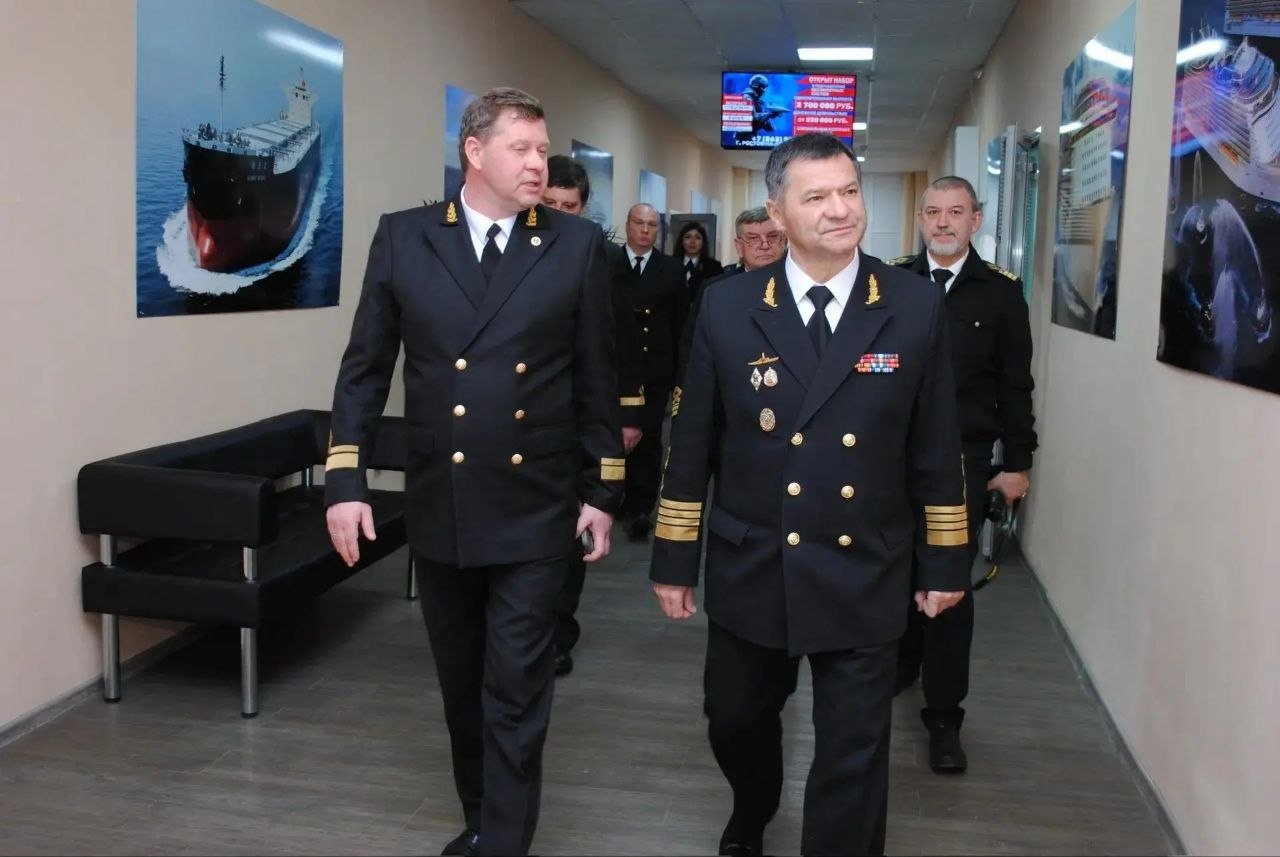 В рамках рабочей поездки в Ростовскую область руководитель Росморречфлота Андрей Тарасенко посетил Институт водного транспорта имени Г.Я. Седова – филиал ГМУ им. адм. Ф.Ф. Ушакова. Руководителю продемонстрировали обучение... В рамках рабочей поездки в Ростовскую область руководитель Росморречфлота Андрей Тарасенко посетил Институт водного транспорта имени Г.Я. Седова – филиал ГМУ им. адм. Ф.Ф. Ушакова. Руководителю продемонстрировали обучение...