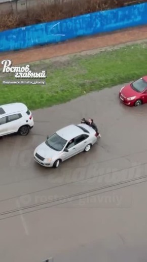 В Ростове также затопило улицы - на одном из перекрестков девушки были вынуждены толкать машину вручную, пока рабочий пытался найти засорившуюся ливневку - не получилось
