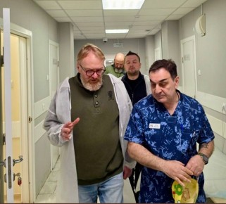 Сегодня депутат Госдумы Виталий Милонов с помощниками снова работают в Военном клиническом госпитале (Ростов-на-Дону) - и вместе с доктором Артуром Ивановичем пообщались с нашими героями