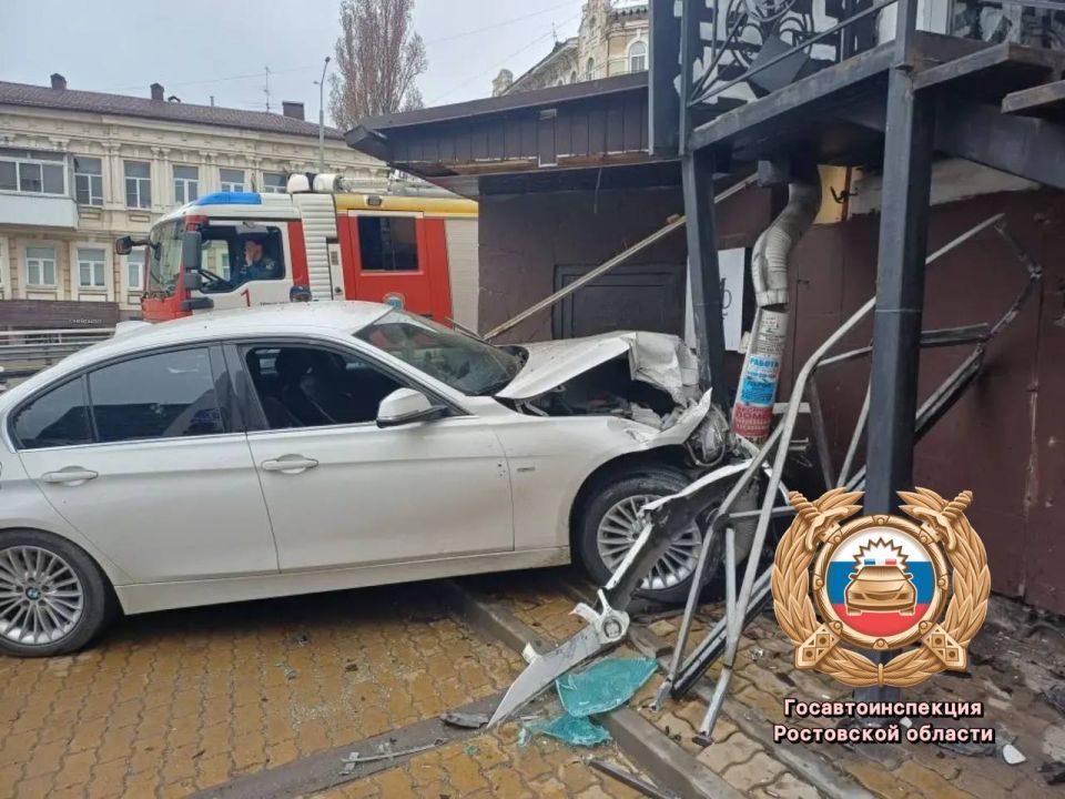 Предварительно водителю BMW стало плохо за рулем и он врезался в стену дома в Ростове