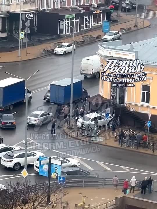 БМВ эпично снесла ограждения и врезалась в дом на пересечении Ворошиловского и улицы Седова