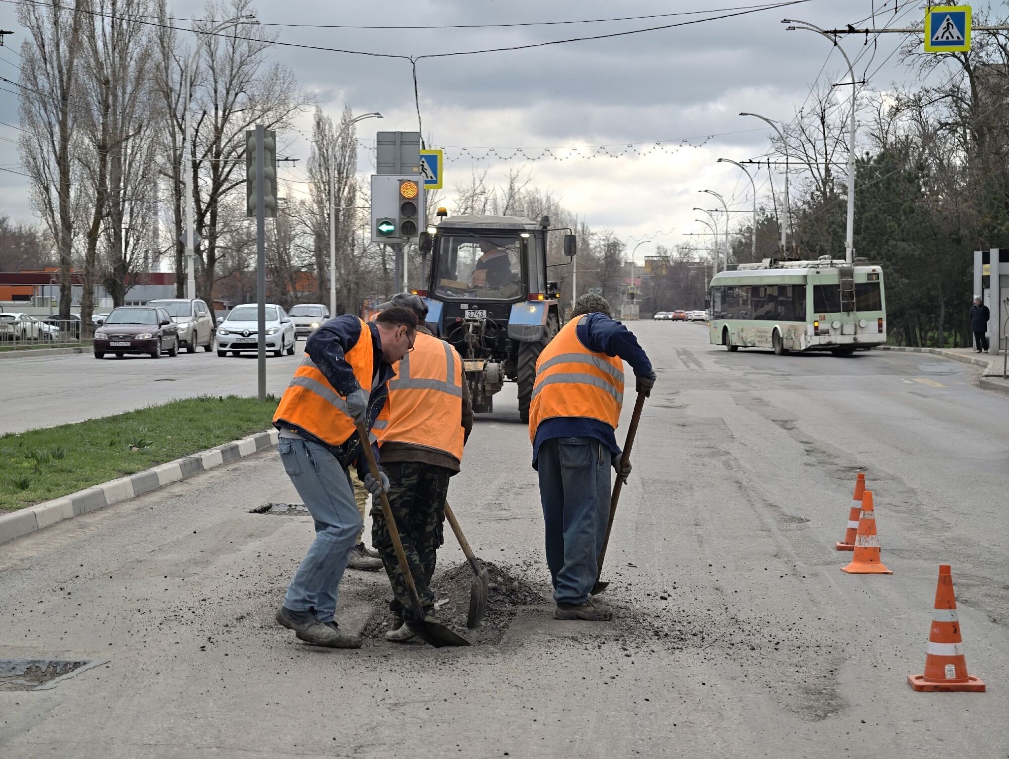 Подрядные организации приступили к ямочному ремонту автомобильных дорог горячей асфальтобетонной смесью Подрядные организации приступили к ямочному ремонту автомобильных дорог горячей асфальтобетонной смесью