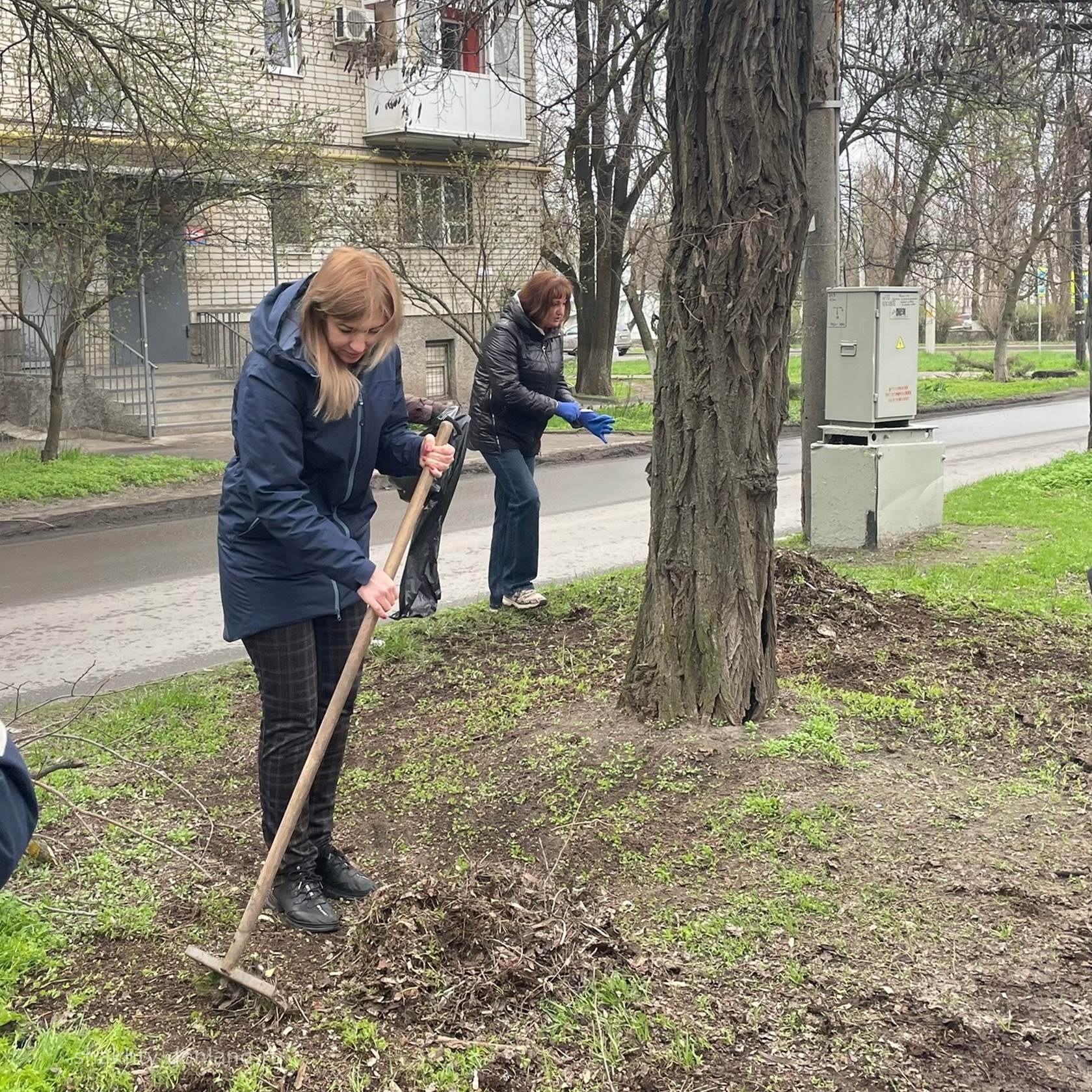 Шахтинцы ежедневно выходят на субботники Шахтинцы ежедневно выходят на субботники