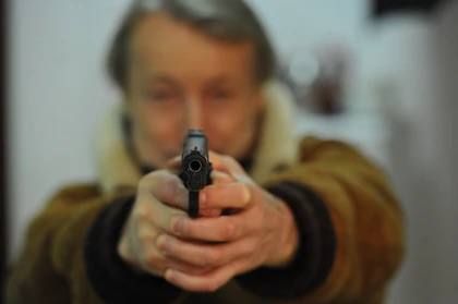 Отец выстрелил в сына, а потом бросился останавливать кровь