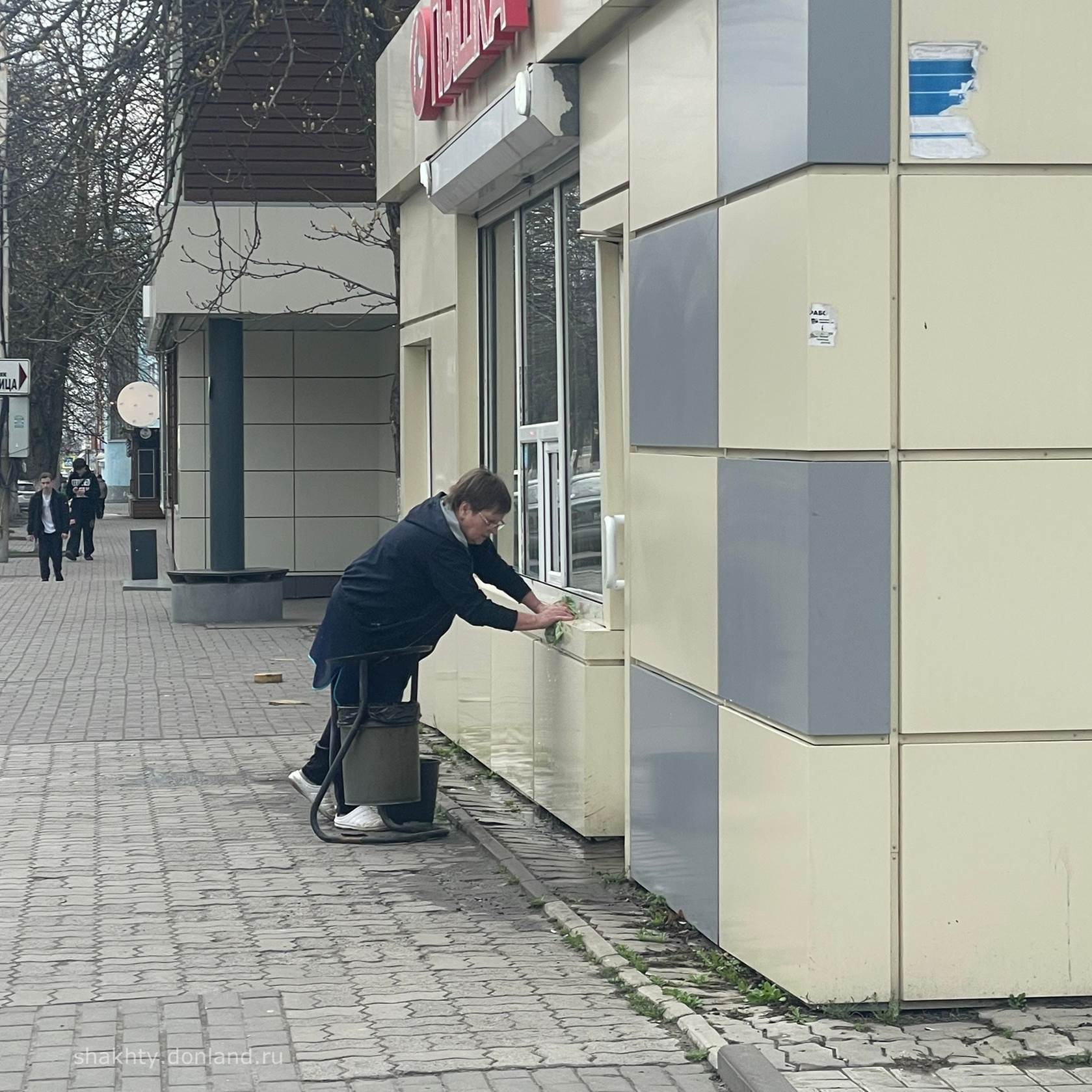 Шахтинцы ежедневно выходят на субботники Шахтинцы ежедневно выходят на субботники