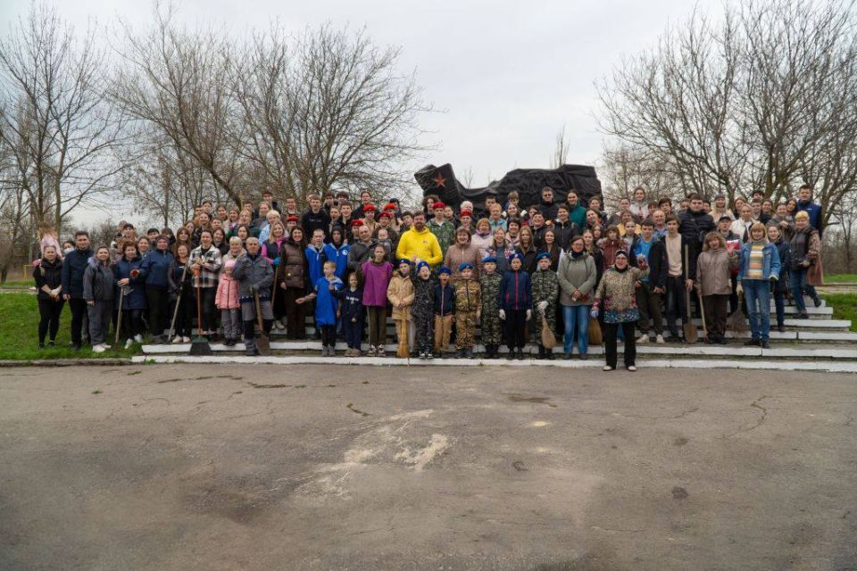 В городе Шахты прошли субботники на Мемориальном комплексе погибшим воинам в годы Великой Отечественной войны и Братской могиле погибшим воинам при освобождении поселка Аютинский, а также на территории больницы скорой...