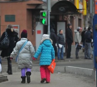 Улыбался и обещал конфеты»: в Ростове 43-летний рецидивист заманил 9-летнюю школьницу сладостями и надругался