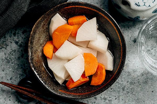 Кисло-сладкие наслаждения: маринованный дайкон с морковью — рецепт, который приятно удивит