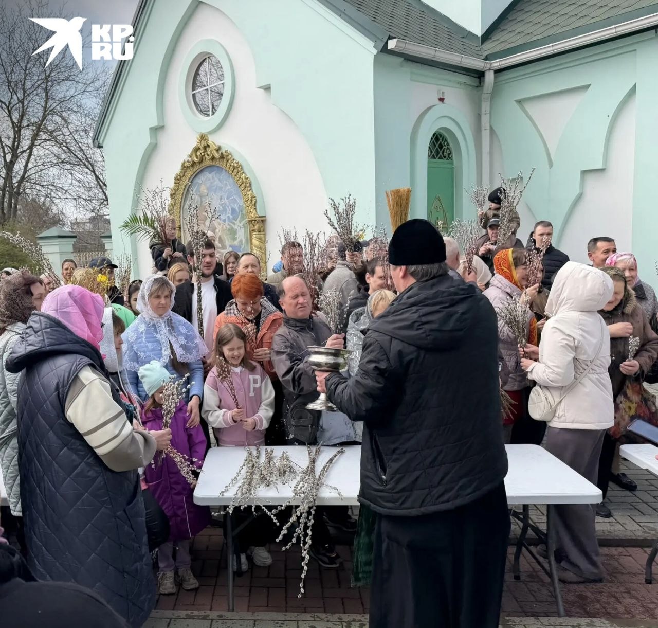 Продолжаем делиться кадрами с освящения верб из храма Троицы Живоначальной Продолжаем делиться кадрами с освящения верб из храма Троицы Живоначальной