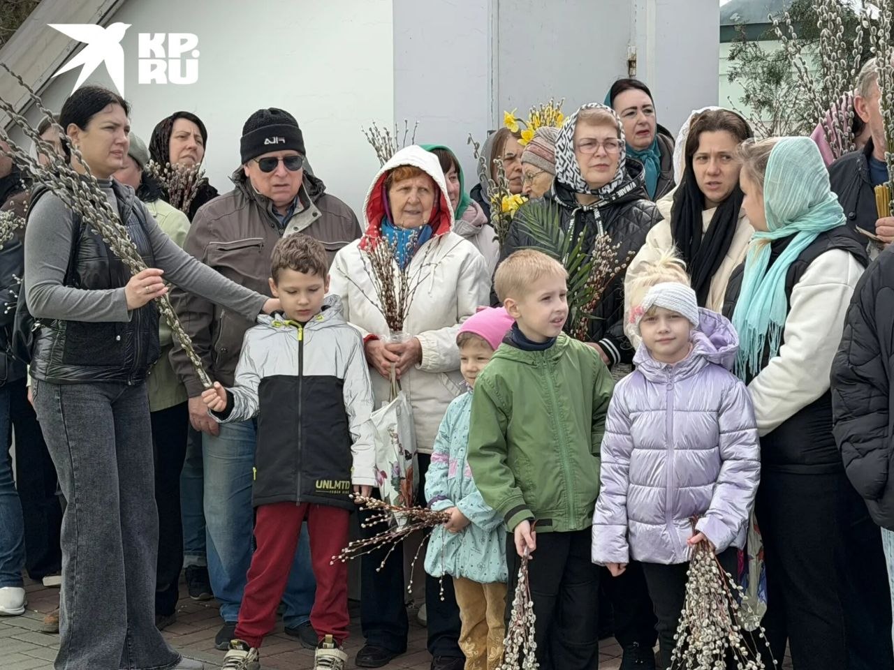 Продолжаем делиться кадрами с освящения верб из храма Троицы Живоначальной