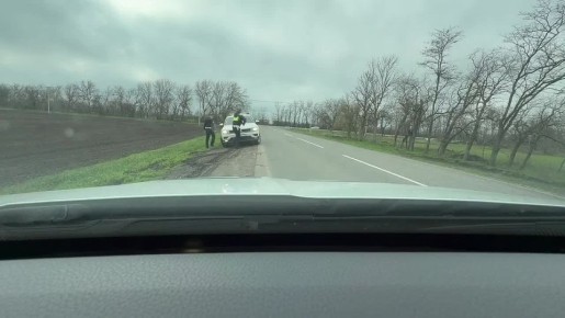 Остановка с риском: почему важно избегать влажных обочин