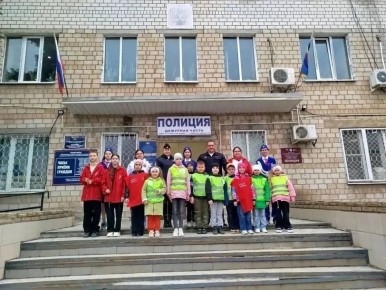 Полицейские провели экскурсию в Боковском Отделе для отряда ЮИД «Радар» и активистов Движения Первых