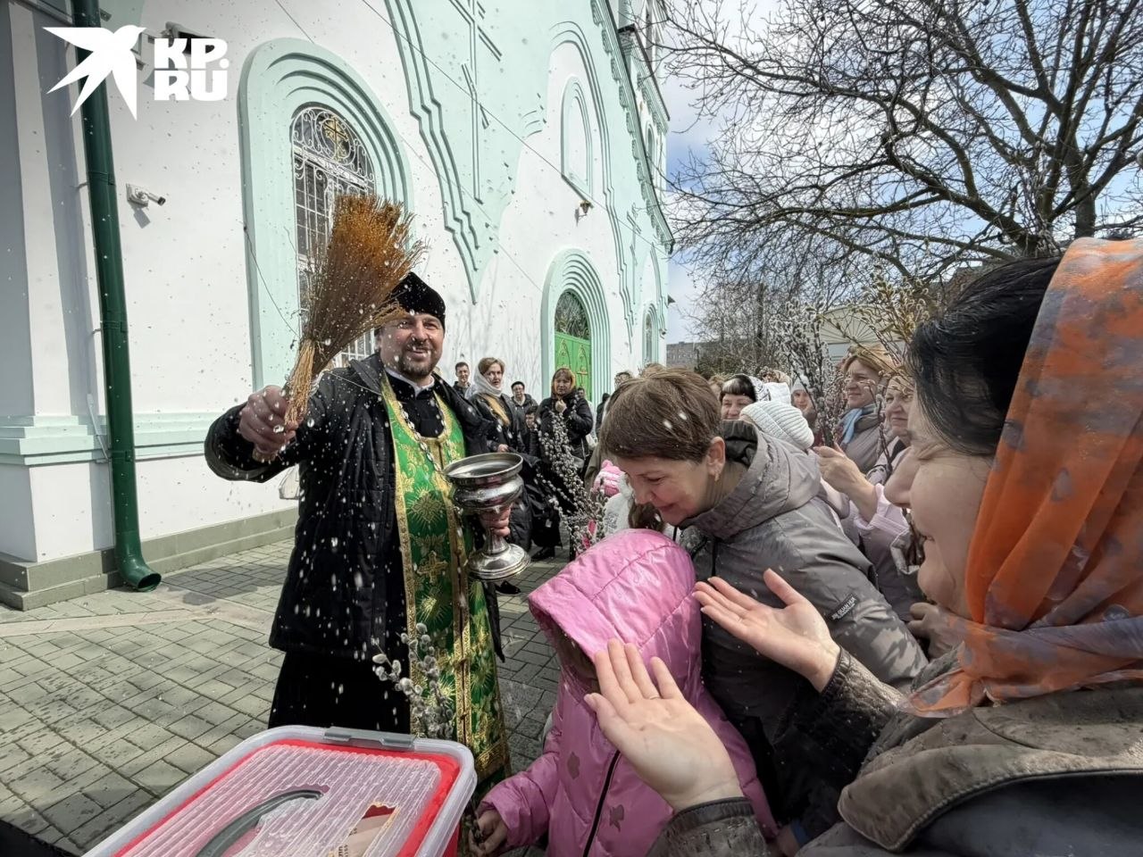 Продолжаем делиться кадрами с освящения верб из храма Троицы Живоначальной Продолжаем делиться кадрами с освящения верб из храма Троицы Живоначальной