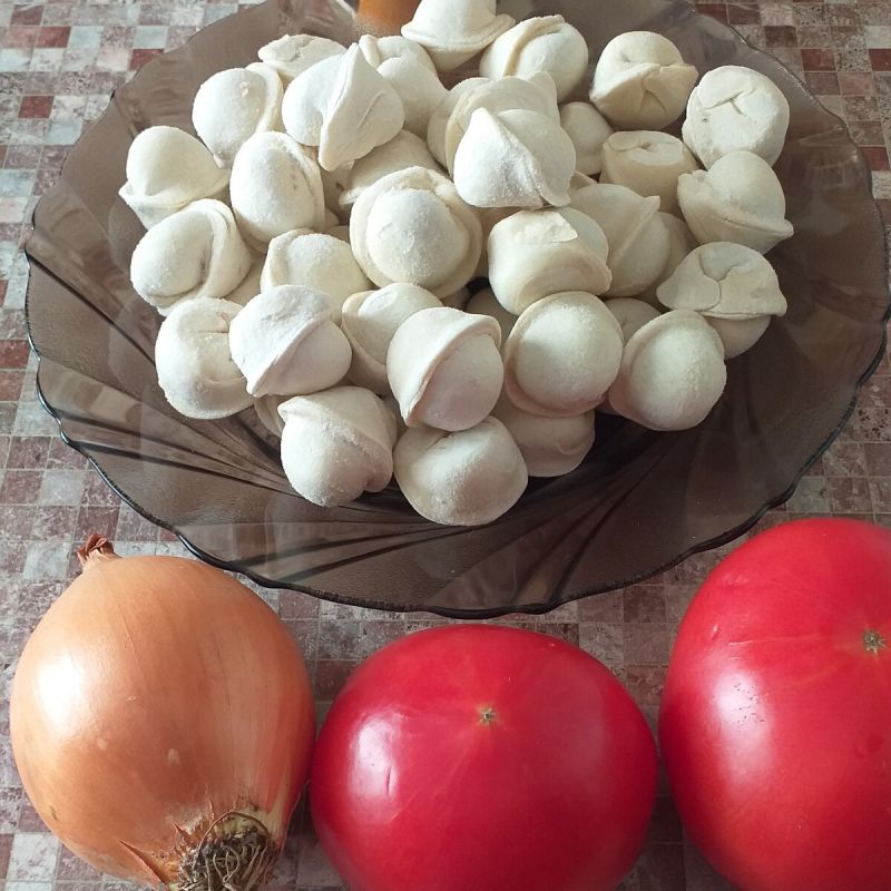 Пельмени, тушёные в сметанном соусе с овощами