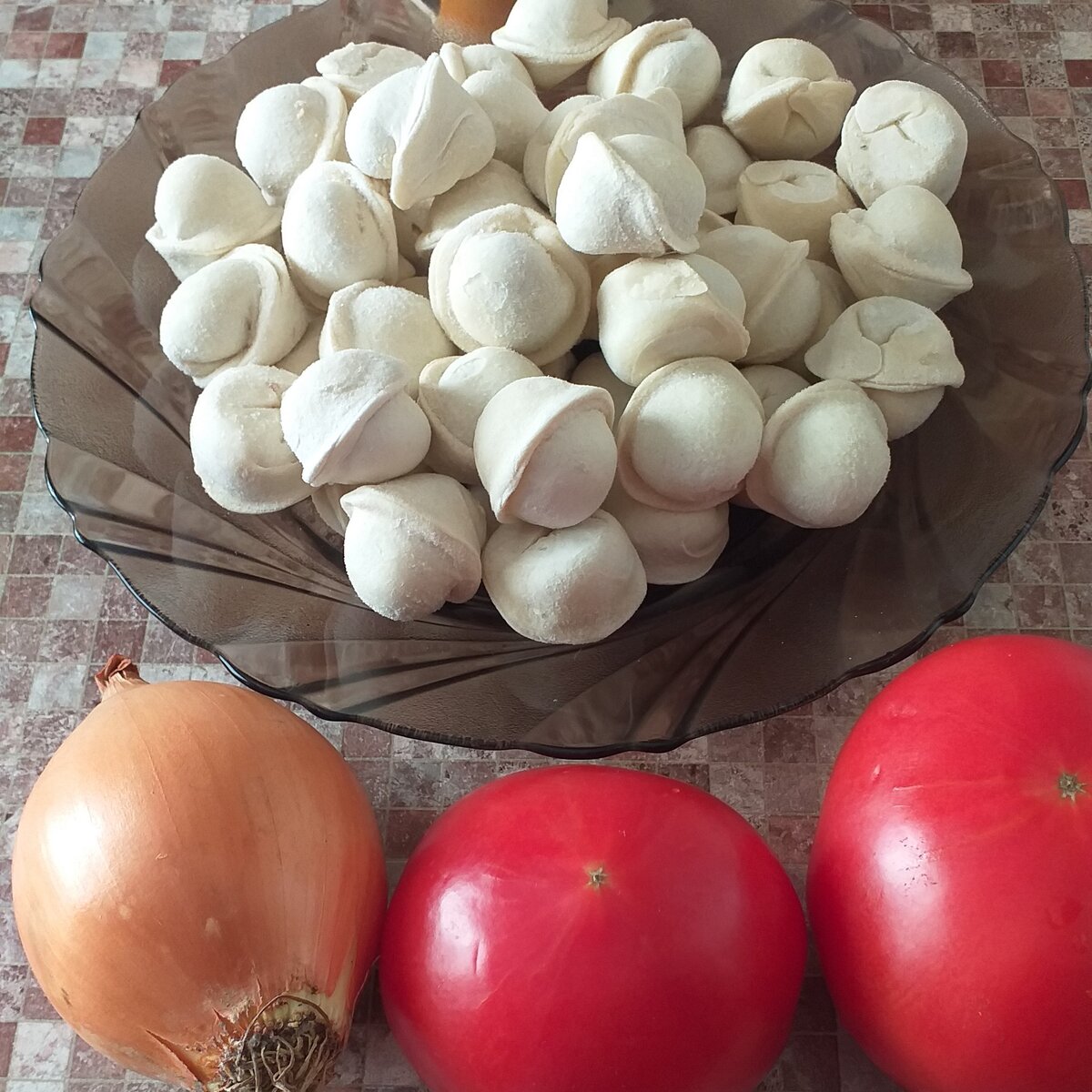 Пельмени, тушёные в сметанном соусе с овощами