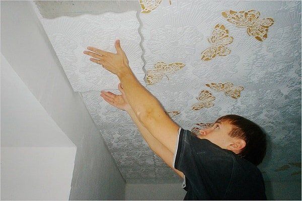 Как легко и красиво наклеить потолочную плитку: секреты успеха