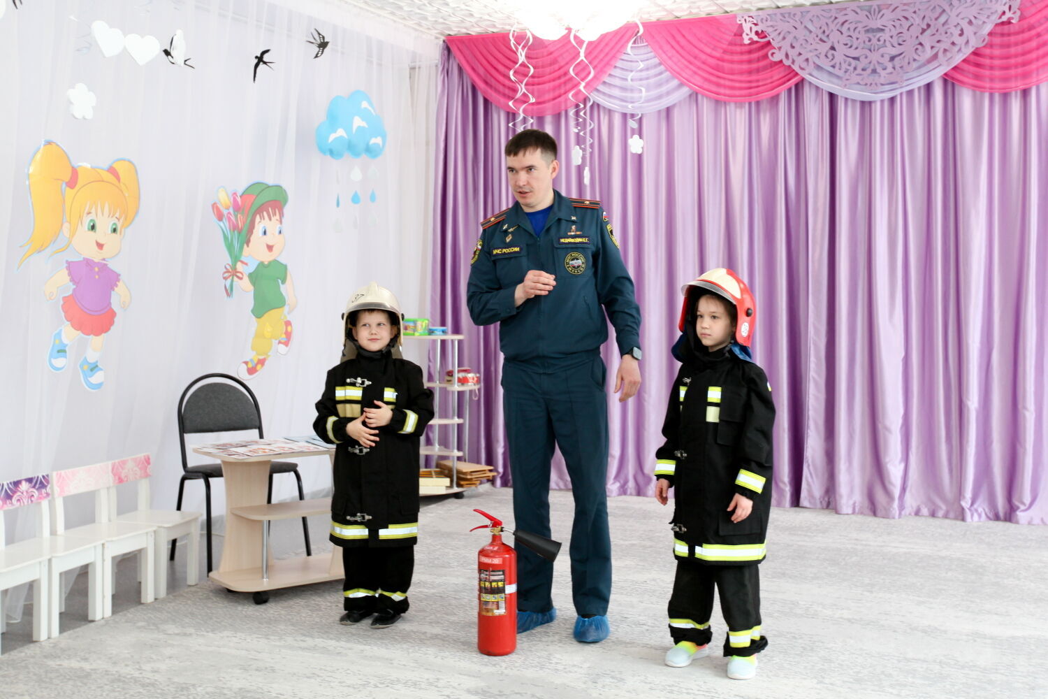 Сотрудники специального подразделения по охране Ростовской АЭС провели для воспитанников детского сада «Аленушка» спортивно-просветительскую акцию «Зарядка с МЧС России» Сотрудники специального подразделения по охране Ростовской АЭС провели для воспитанников детского сада «Аленушка» спортивно-просветительскую акцию «Зарядка с МЧС России»