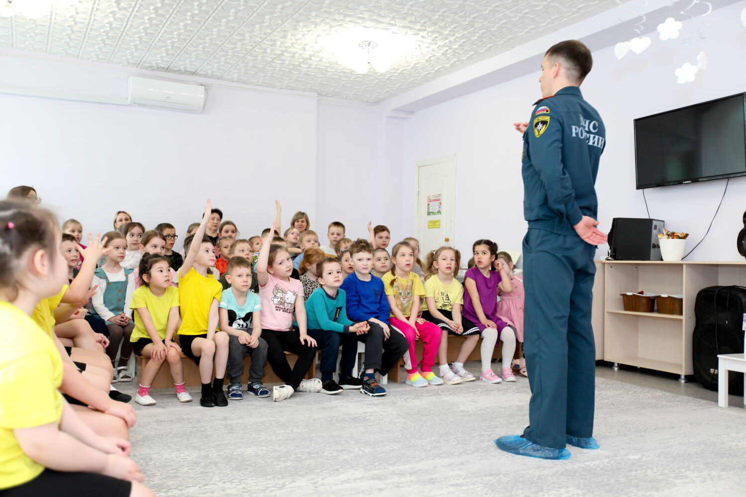 Сотрудники специального подразделения по охране Ростовской АЭС провели для воспитанников детского сада «Аленушка» спортивно-просветительскую акцию «Зарядка с МЧС России» Сотрудники специального подразделения по охране Ростовской АЭС провели для воспитанников детского сада «Аленушка» спортивно-просветительскую акцию «Зарядка с МЧС России»